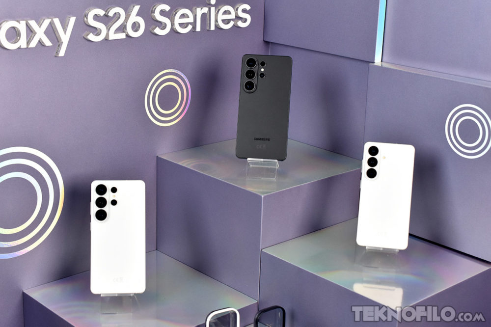 Galaxy S26: Samsung apuesta por IA, potencia y privacidad Teléfonos de la serie Galaxy S26 en exhibición, modelos en blanco y negro sobre fondo violeta.