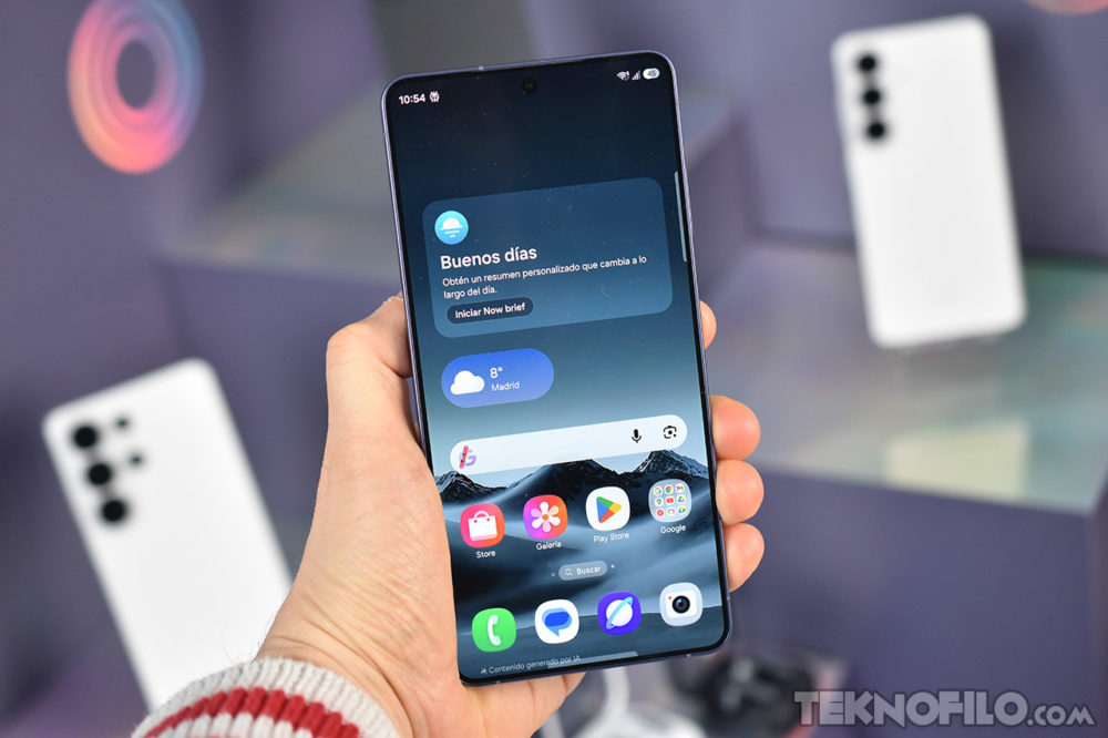Samsung Galaxy S26 Ultra: Aclaración sobre su pantalla y la polémica de los 10 bits Smartphone moderno con pantalla encendida mostrando apps y clima de Madrid, sostenido por una mano con fondo desenfocado.