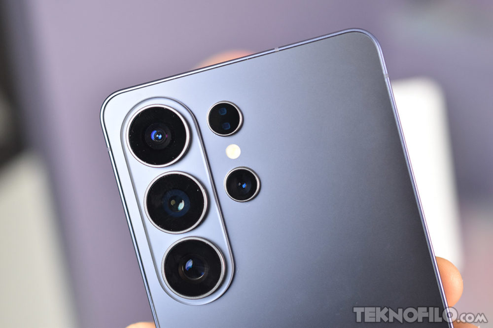 Samsung inicia pruebas con MasOrange para habilitar la comunicación por satélite en España Cámara de un smartphone moderno en primer plano, mostrando múltiples lentes y flash.