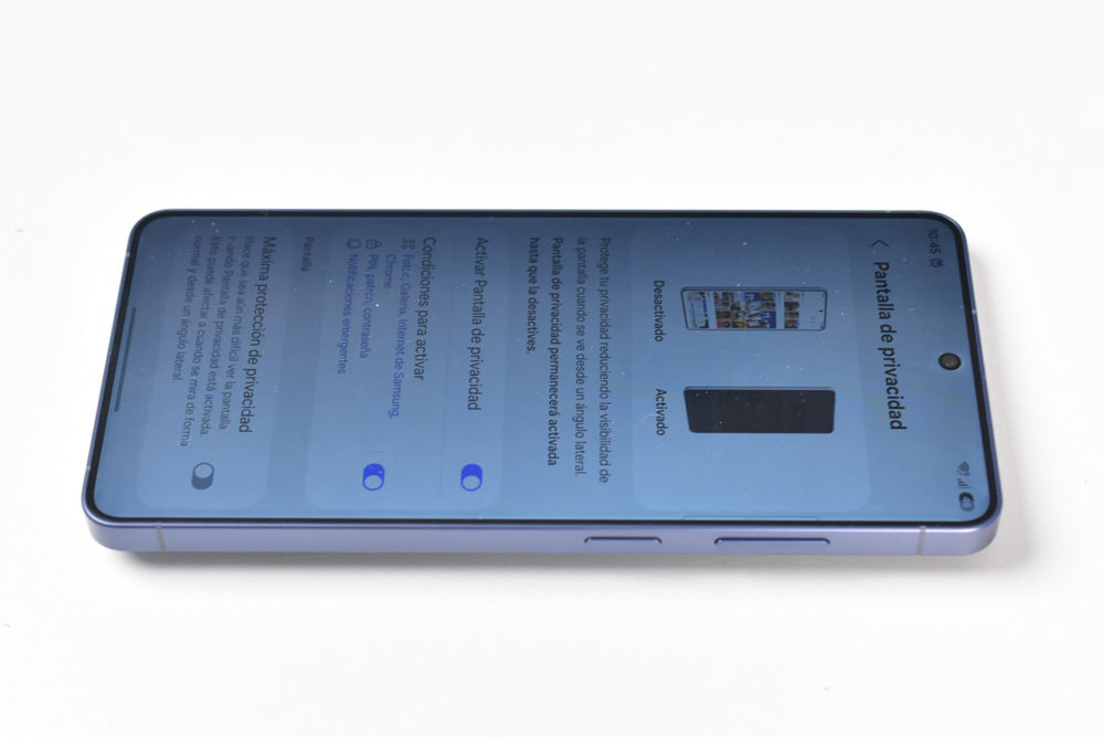 ¿Llegará la Pantalla de Privacidad al Samsung Galaxy S25 y otros dispositivos con One UI 8.5? Smartphone con pantalla de privacidad activada mostrando opciones de seguridad en la configuración.