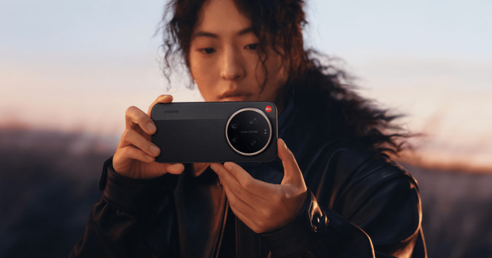 El Xiaomi 17 Ultra Leica Edition apunta a un lanzamiento global Persona tomando foto con teléfono Xiaomi en un atardecer.