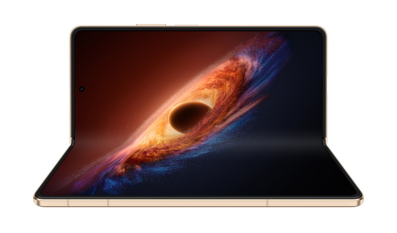 Smartphone plegable con pantalla desplegada mostrando imagen de agujero negro y galaxia, tecnología futurista.