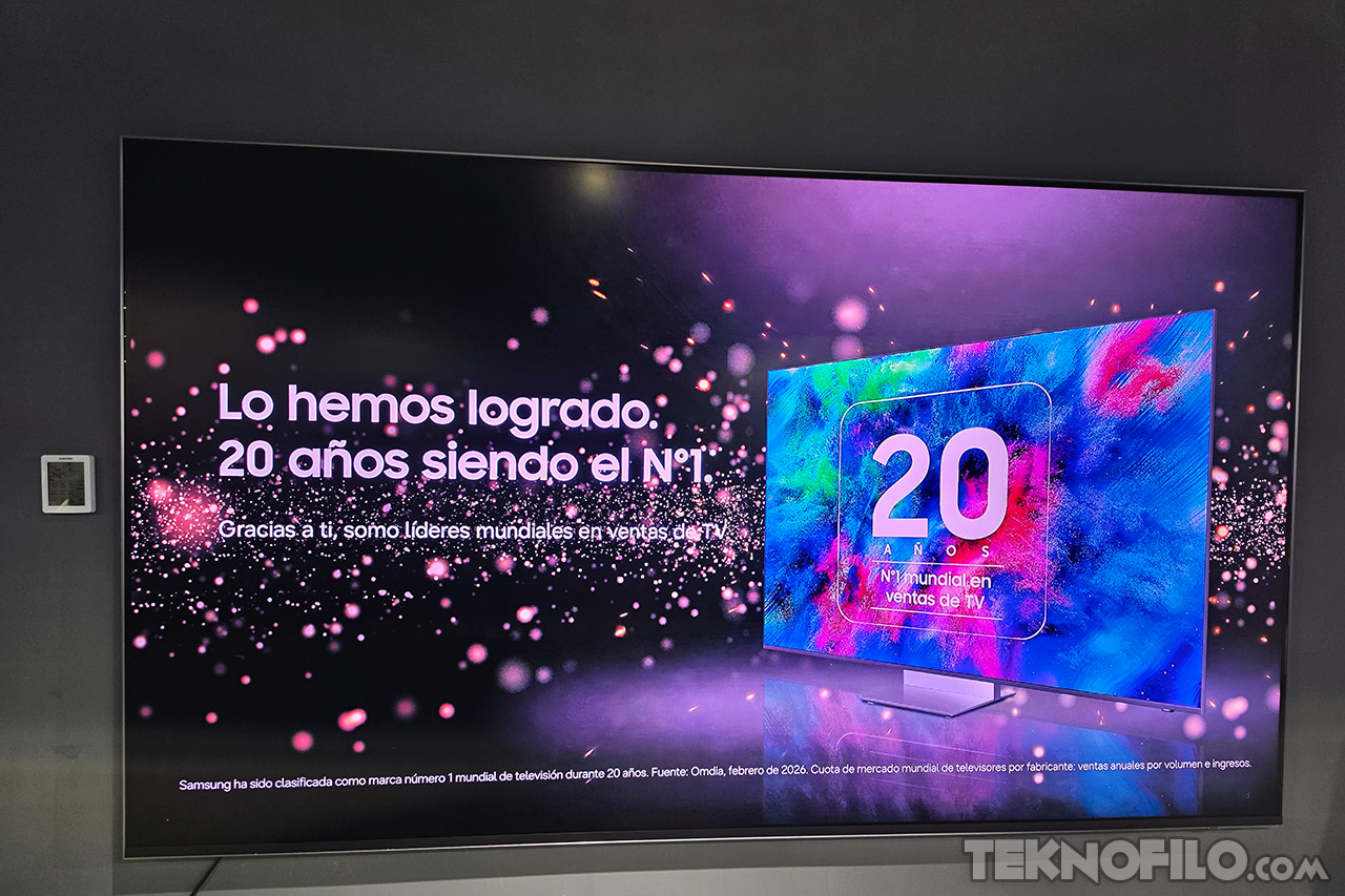 Anuncio de Samsung celebrando 20 años como líder mundial en ventas de televisores, fondo colorido y texto destacando éxito.