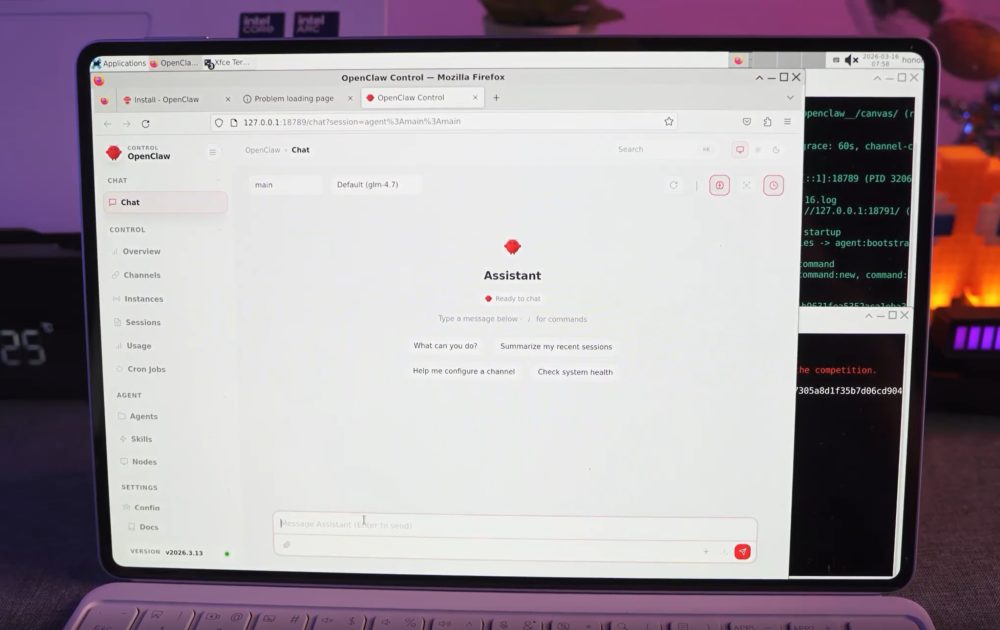 HONOR MagicPad 4 es la primera tablet Android con integración de OpenClaw para ejecutar agentes de IA Pantalla de laptop mostrando un panel de control de software con pestañas abiertas y comandos en ejecución.