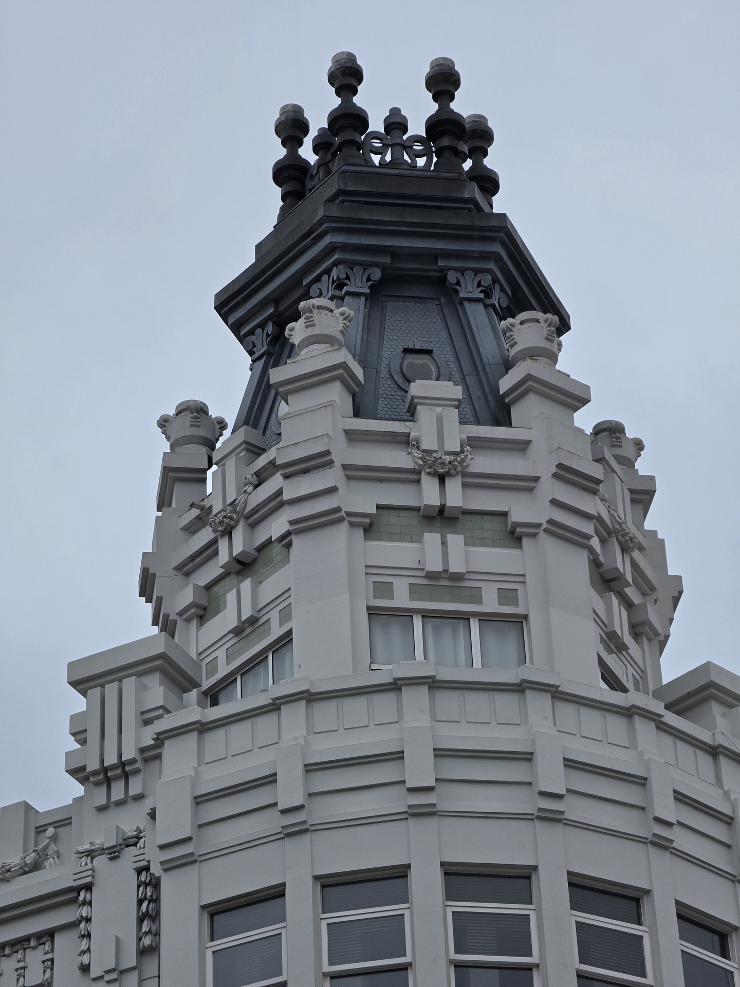 Torre arquitectónica modernista con detalles decorativos en la parte superior de un edificio histórico.