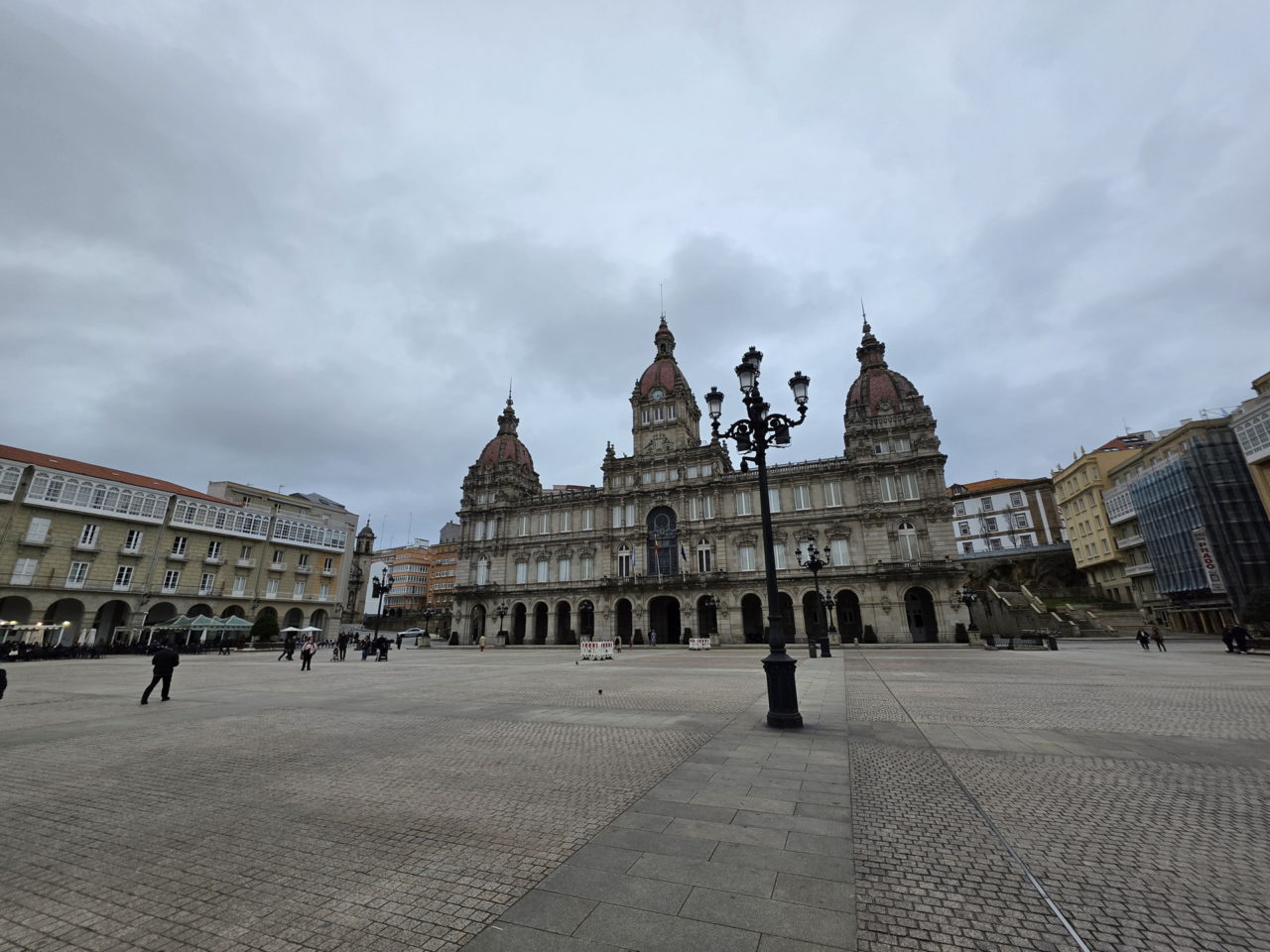 Plaza de María Pita en A Coruña con edificios históricos y cielo nublado.