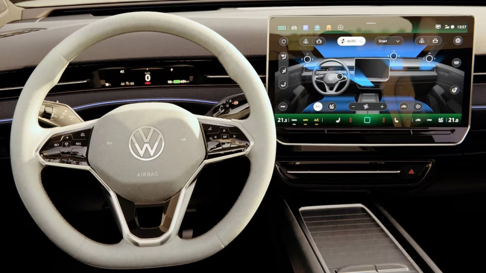 Volante y pantalla táctil de un automóvil Volkswagen moderno, mostrando controles avanzados y diseño digital.