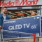 Si estabas pensando en cambiar de televisor, ojo a esta promoción de MediaMarkt Hombre feliz comprando una TV QLED de 65 Samsung en MediaMarkt.