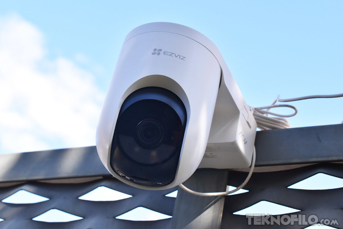 EZVIZ HB8 Lite: Análisis de la cámara con panel solar, conexión WiFi/4G y grabación 24/7 Cámara de seguridad EZVIZ C8W Pro instalada en una valla, con cielo azul de fondo.