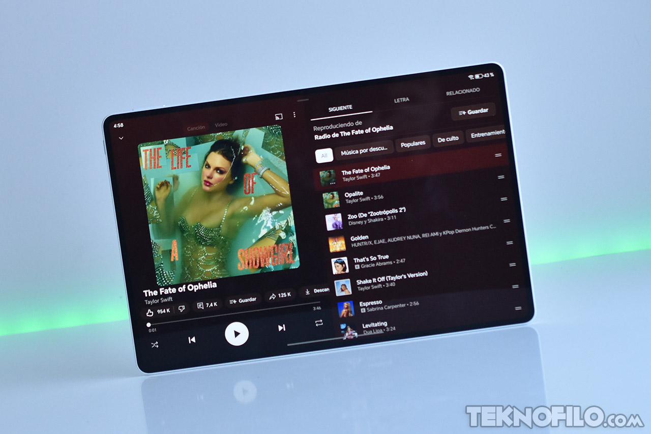 Pantalla de tablet mostrando lista de reproducción de música con carátula The Life of a Showgirl.