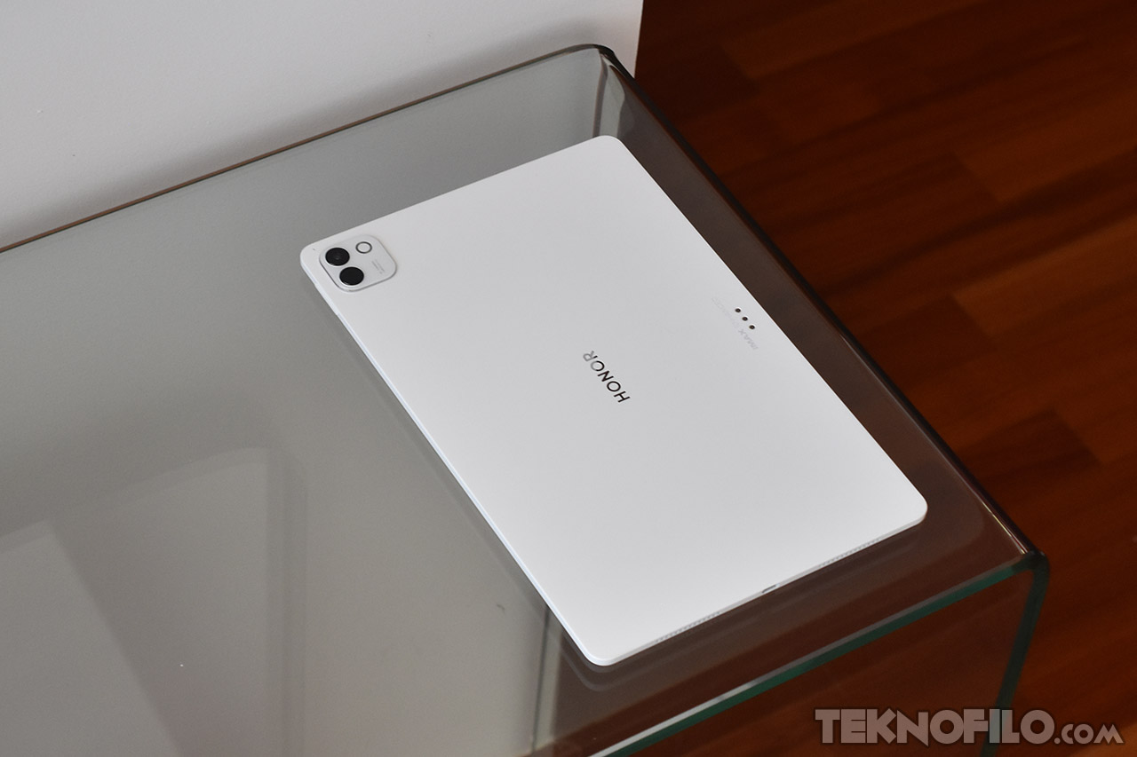 Tableta Honor blanca sobre mesa de cristal, mostrando diseño trasero y cámara dual.