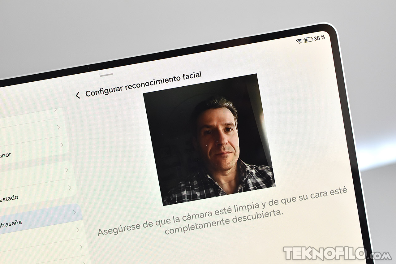 Pantalla de configuración de reconocimiento facial en dispositivo con imagen de usuario y recomendaciones visibles.