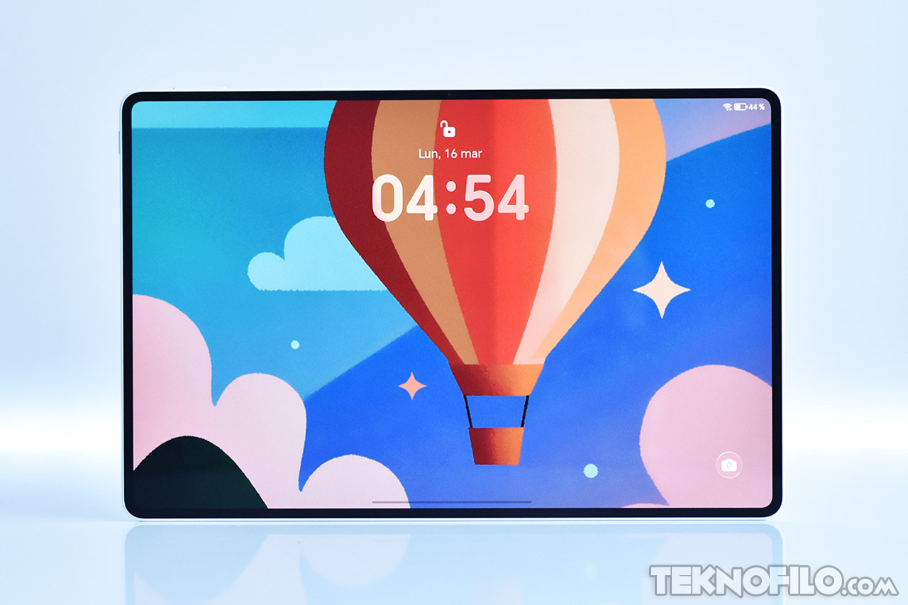 Pantalla de tableta con fondo de globo aerostático colorido, hora 04:54, y nivel de batería al 44%.