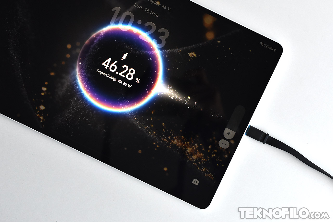 Tableta cargando al 46.28% con SuperCharge de 60W, vista en pantalla iluminada y conectada.
