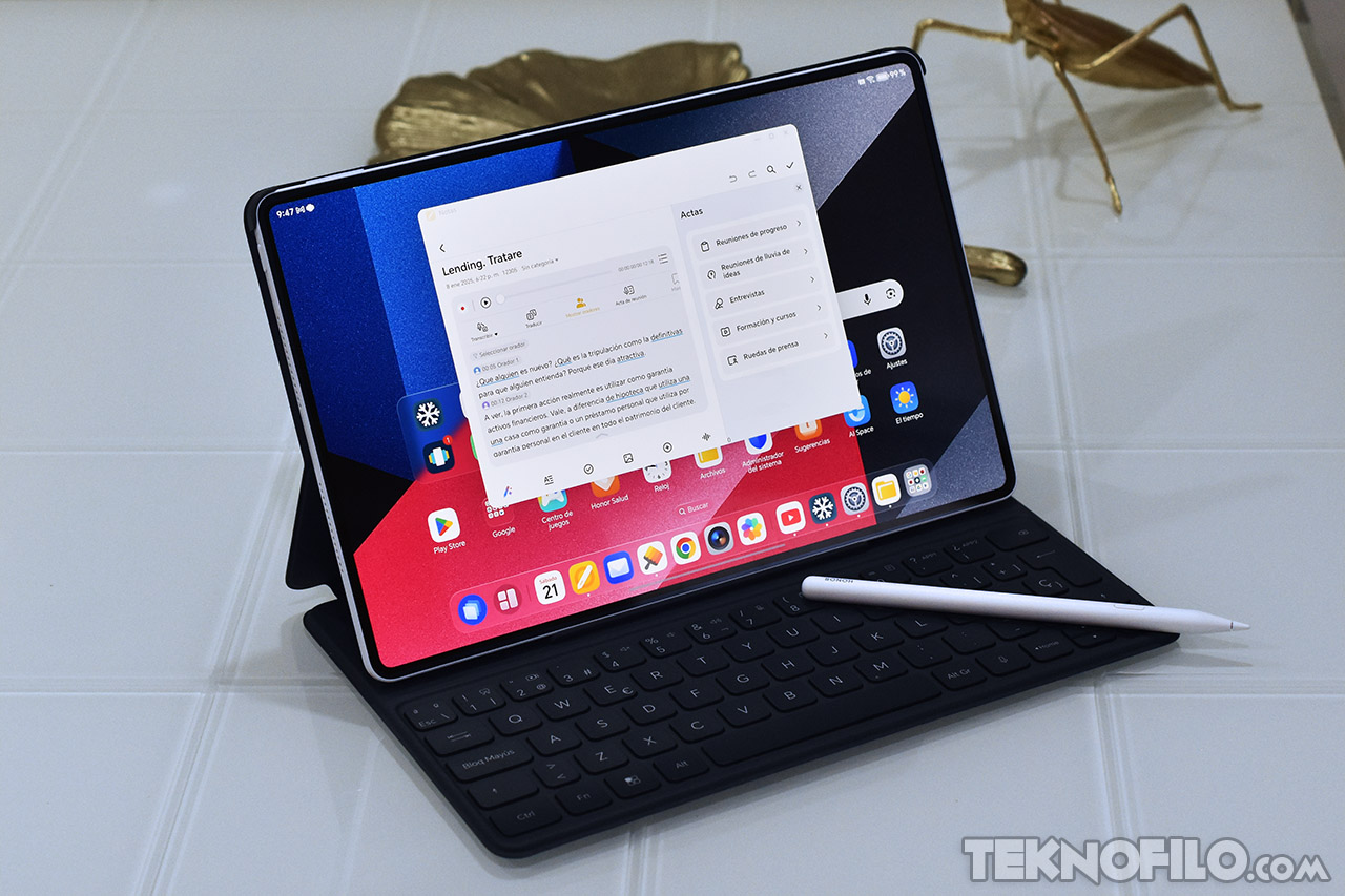 Tablet con teclado y lápiz óptico mostrando aplicaciones en la pantalla, imagen de Teknófilo.