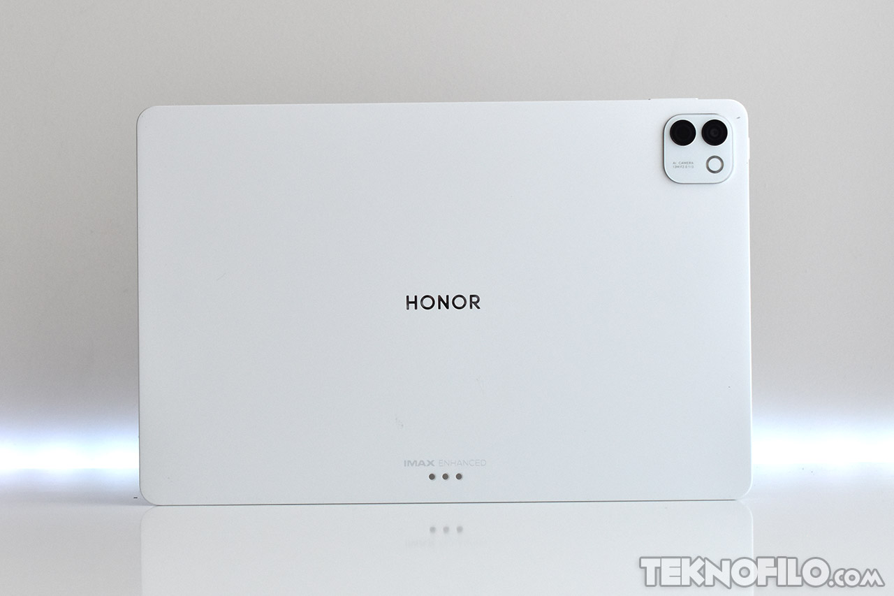 Tablet Honor blanca, vista trasera con cámara dual y logo, sobre fondo neutro.