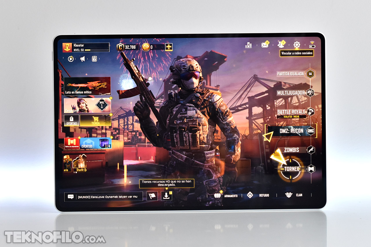 Pantalla de juego en una tablet con soldado en menú principal de Call of Duty: Modern Warfare.