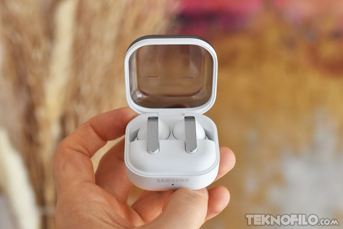 Samsung Galaxy Buds4 Pro: Análisis a fondo y opinión Auriculares inalámbricos Samsung en estuche de carga, sostenidos por una mano. Fondo borroso.