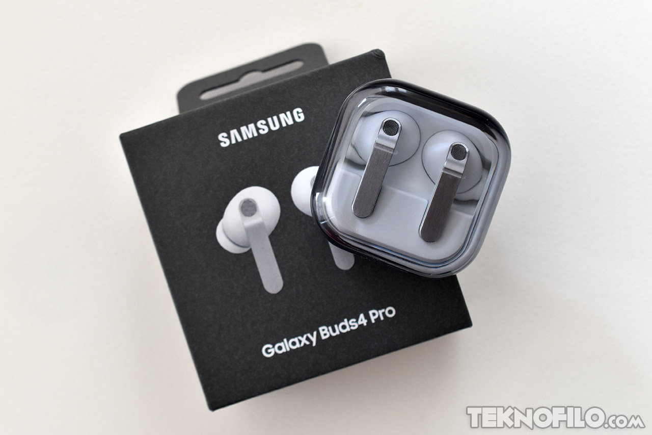 Auriculares inalámbricos Samsung Galaxy Buds4 Pro en estuche junto a su caja negra.