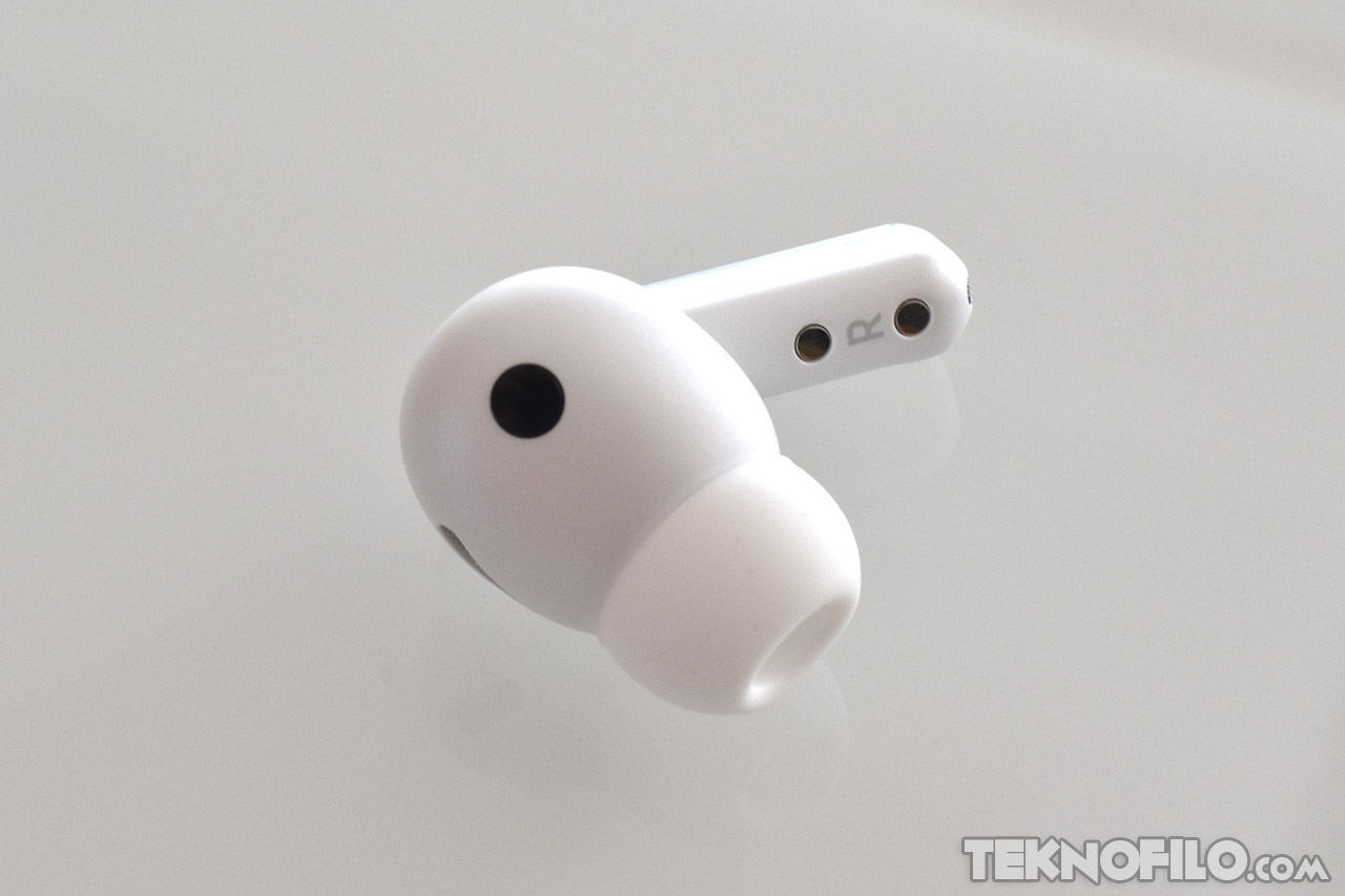 Auricular inalámbrico blanco estándar en fondo claro, muestra detalle de diseño y calidad de sonido de alta fidelidad.