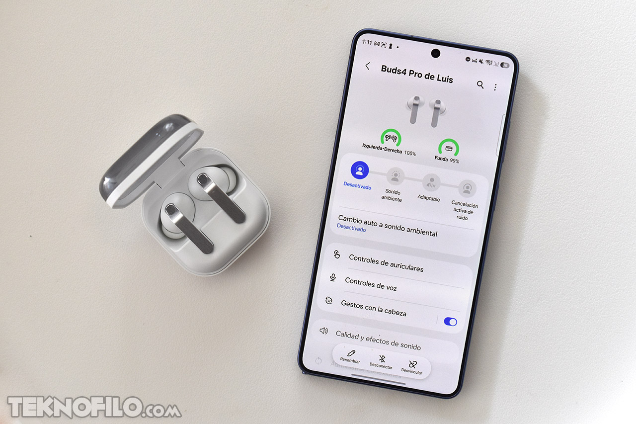 Auriculares inalámbricos Buds4 Pro en su estuche junto a un smartphone mostrando la configuración.