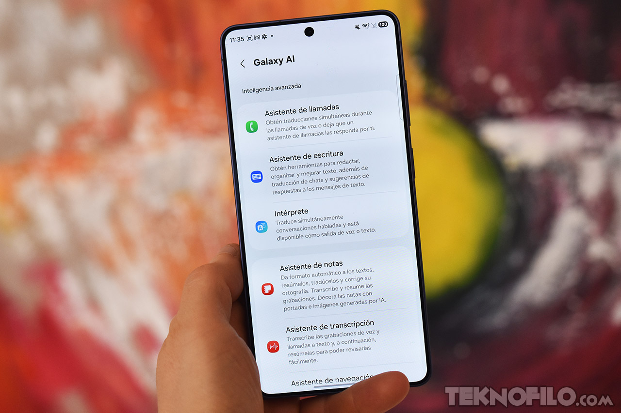 Smartphone mostrando asistentes de Galaxy AI en pantalla, incluyendo llamada, escritura, intérprete y transcripción.