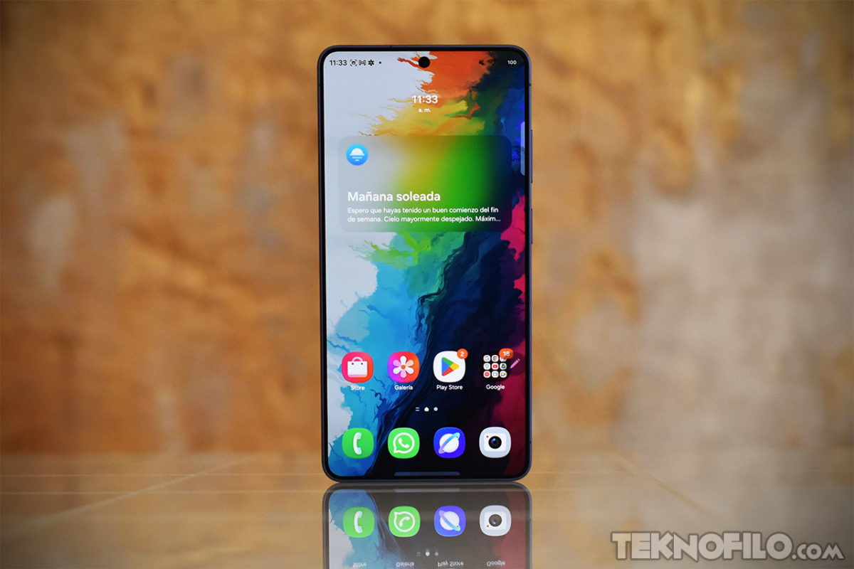 Samsung Galaxy S26 Ultra: Análisis y opinión del móvil más completo de Samsung en 2026 Smartphone moderno con pantalla colorida y aplicaciones visibles. Reflexión en superficie cristalina.