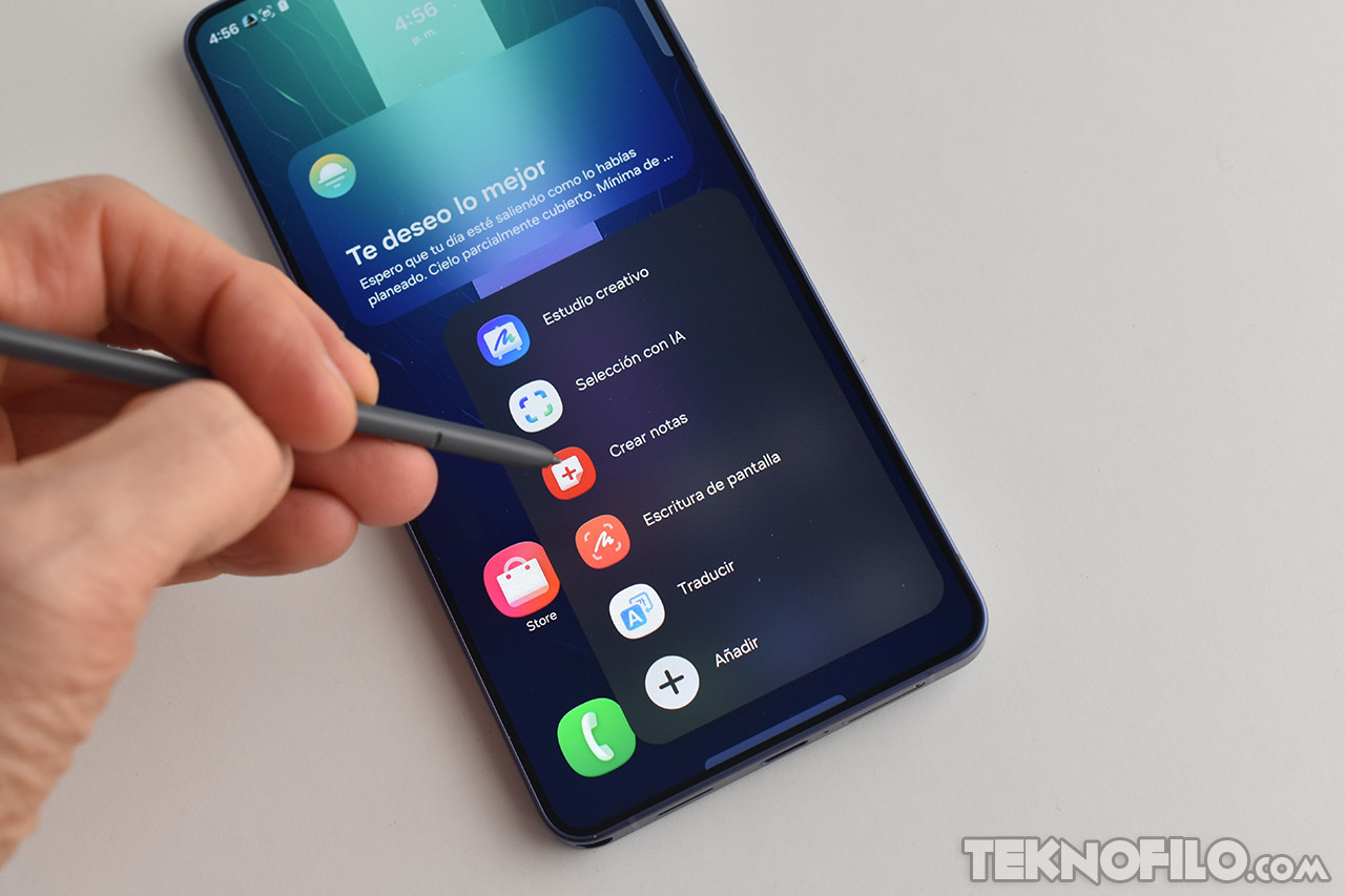 Pantalla de smartphone con menú de aplicaciones y lápiz óptico en mano, funciones de notas y traducción visibles.