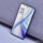 Smartphone moderno sobre sofá mostrando pantalla de inicio con fondo azul y hora en pantalla.