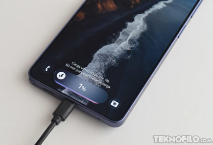 El Galaxy S27 Ultra podría cargar más rápido sin superar los 60 W Teléfono inteligente cargando al 1% con pantalla de recarga rápida y cable conectado.