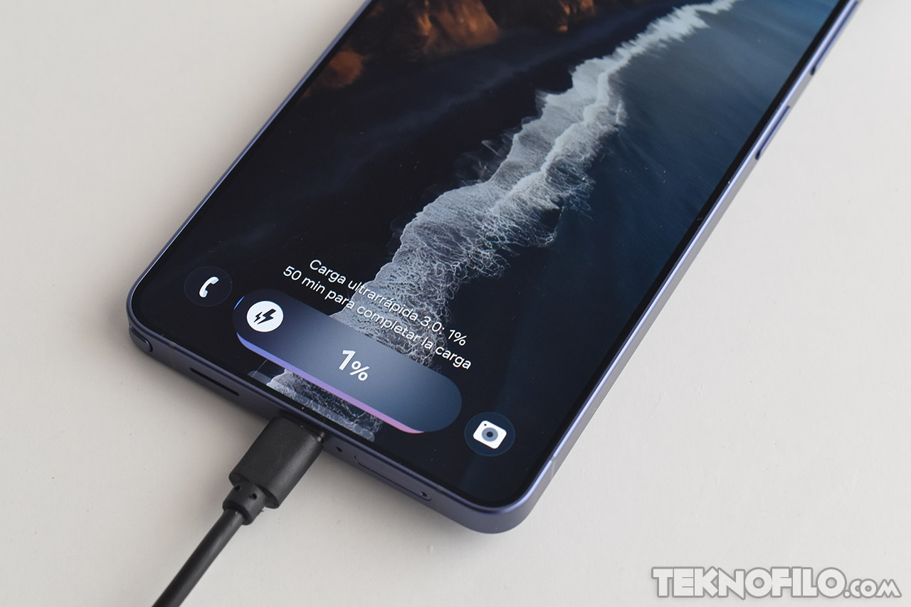 Teléfono inteligente cargando al 1% con pantalla de recarga rápida y cable conectado.