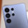Detalle de las cámaras traseras de un smartphone moderno plateado, resaltando el diseño y tecnología avanzada.