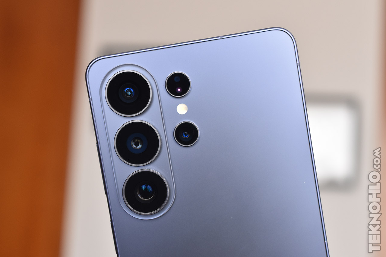 Detalle de las cámaras traseras de un smartphone moderno plateado, resaltando el diseño y tecnología avanzada.