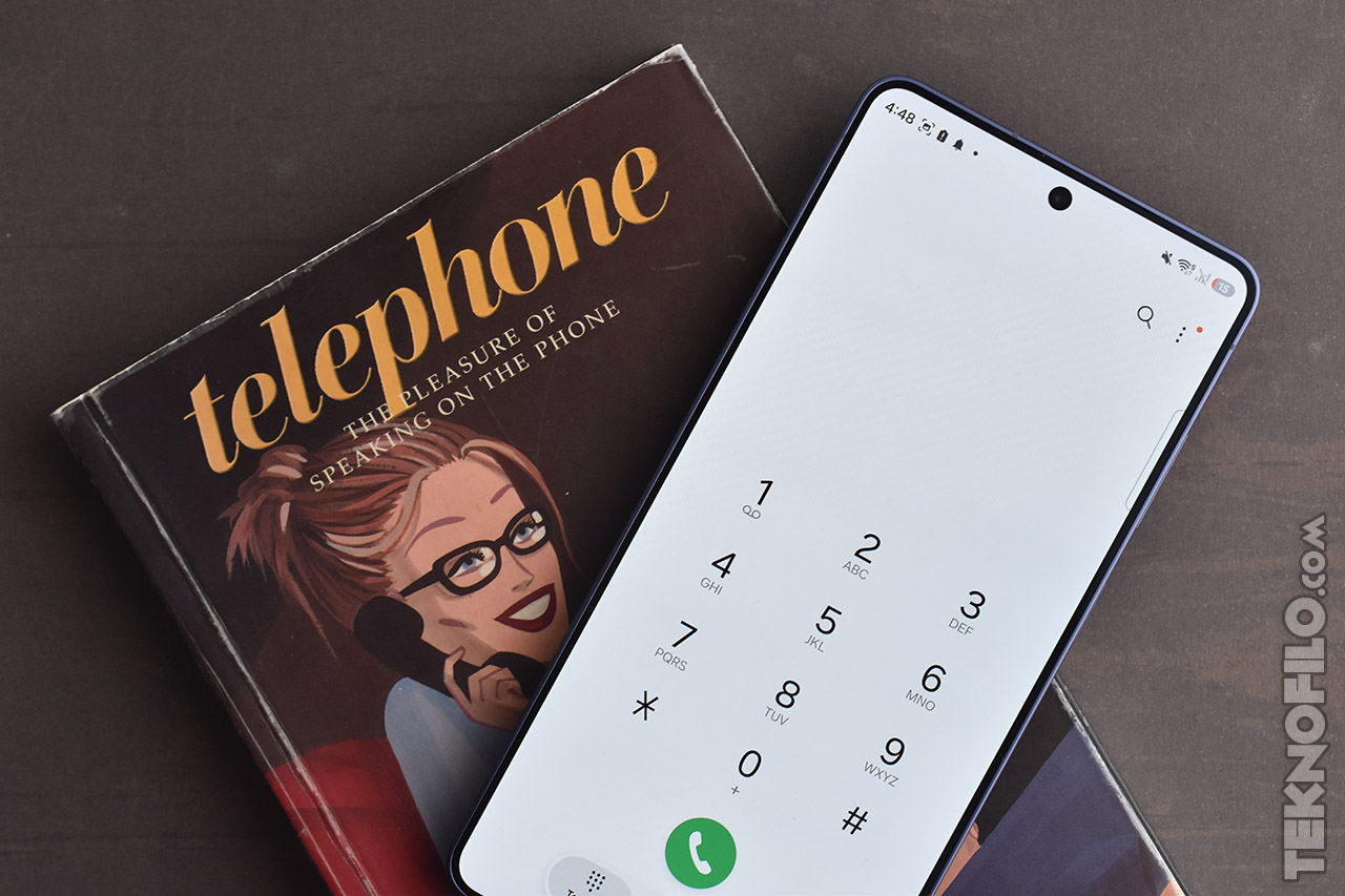 Smartphone moderno sobre libro antiguo sobre el teléfono.