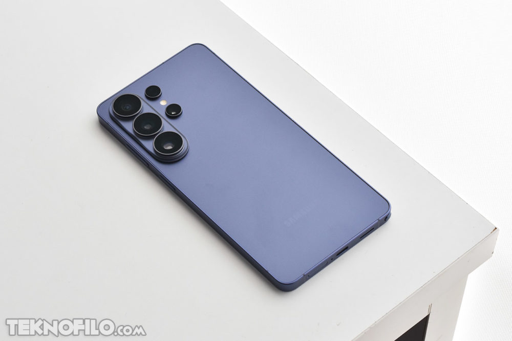 Teléfono móvil Samsung Galaxy en color violeta sobre una superficie blanca. Diseño moderno y elegante.