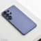 Teléfono móvil Samsung Galaxy en color violeta sobre una superficie blanca. Diseño moderno y elegante.