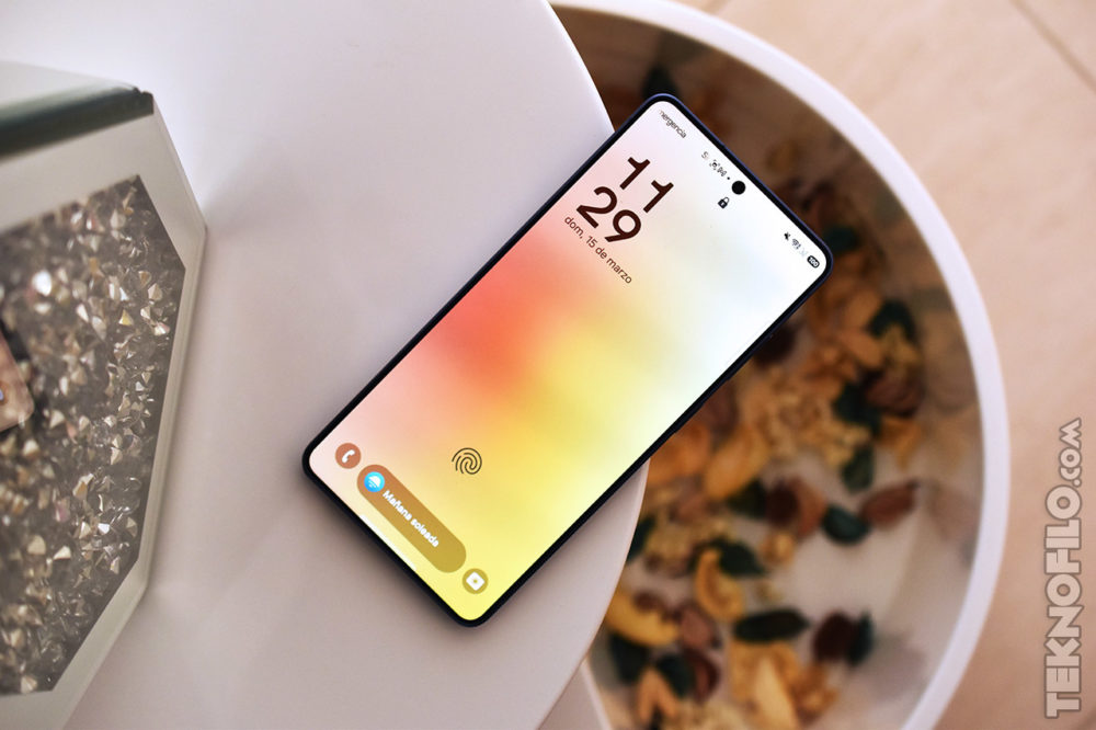 Samsung explica por qué la pantalla del Galaxy S26 Ultra es menos brillante que la del S25 Ultra Teléfono inteligente sobre mesa blanca, mostrando pantalla de bloqueo con hora 11:29 y diseño minimalista.
