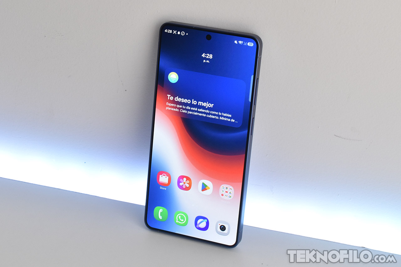 Smartphone con pantalla encendida mostrando notificaciones y aplicaciones sobre fondo claro.