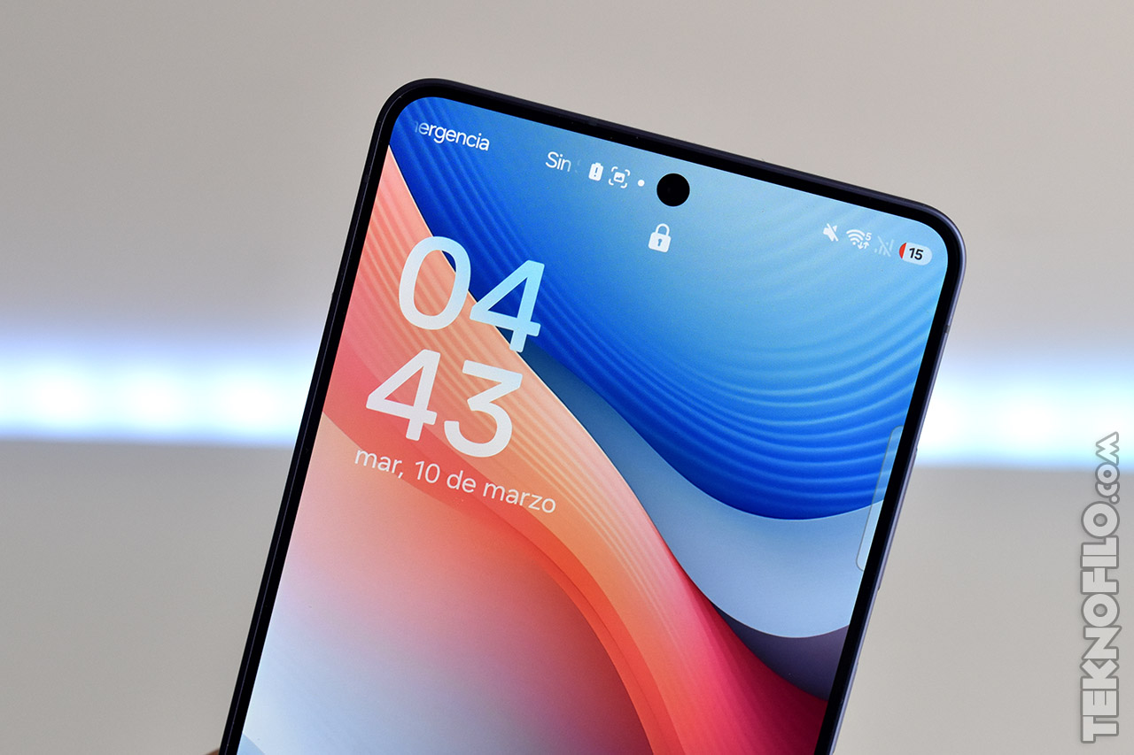 Pantalla de smartphone mostrando hora 04:43 y fecha 10 de marzo, diseño colorido y señal de batería baja.