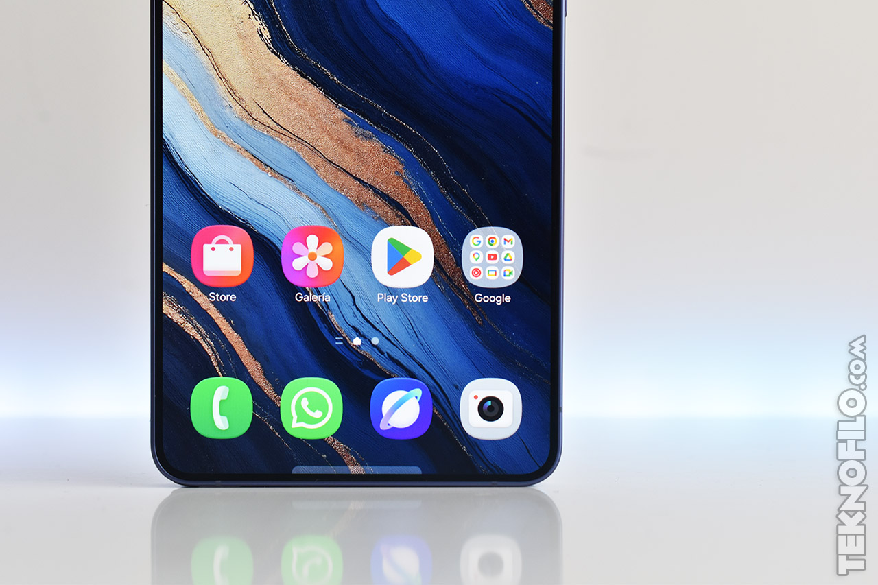 Pantalla de smartphone con íconos de apps como Store, Galería y Play Store sobre fondo azul con diseño artístico.