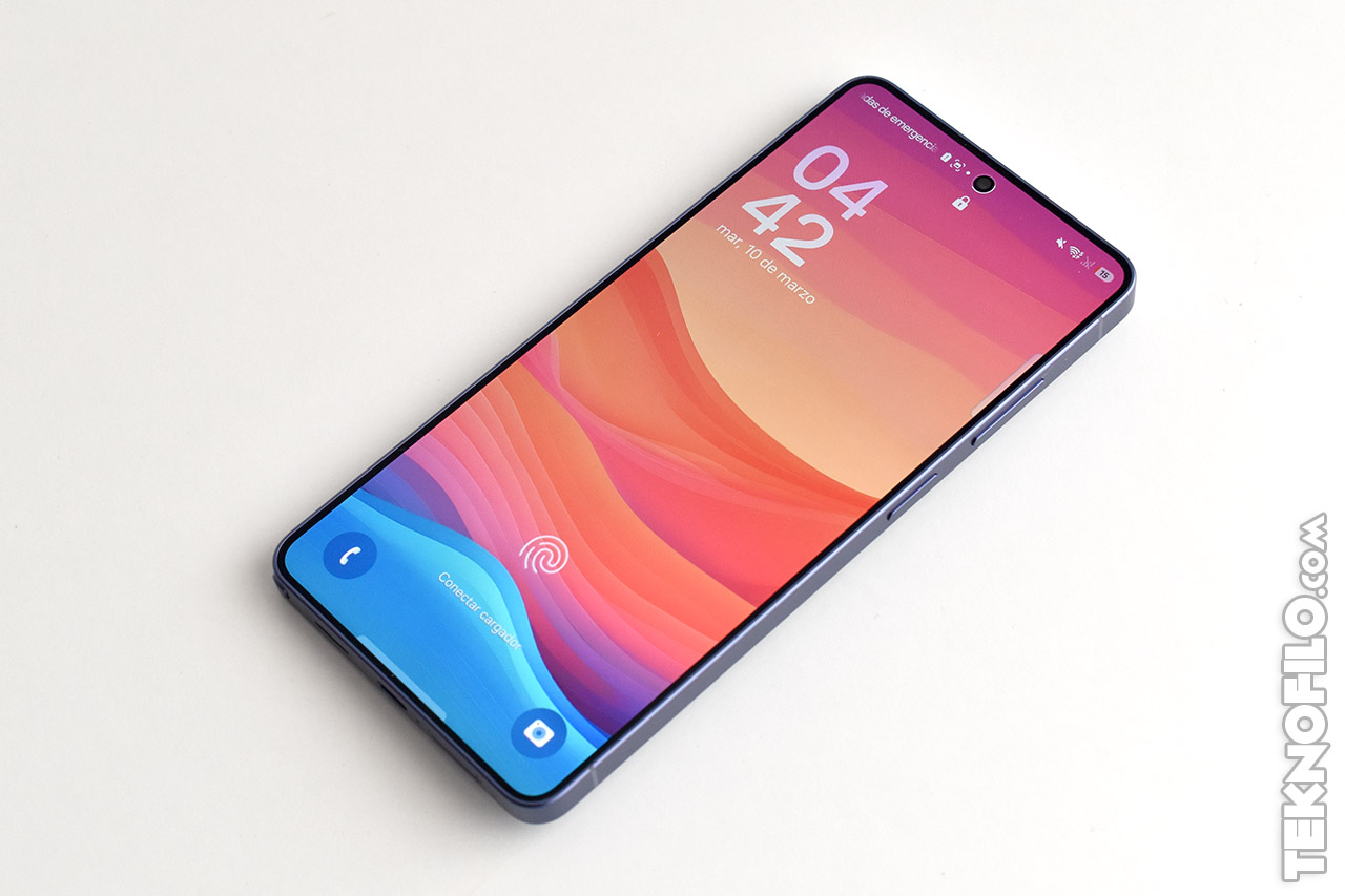 Smartphone moderno con pantalla encendida mostrando hora y fecha, fondo colorido. Diseño elegante y minimalista.