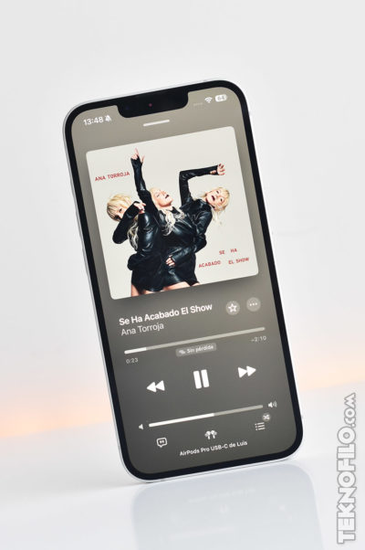 Pantalla de iPhone mostrando canción Se Ha Acabado El Show de Ana Torroja en aplicación de música.