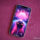 iPhone con fondo de pantalla retro futurista de auto en carretera, sobre fondo rosa. Pantalla muestra el 28 de marzo.