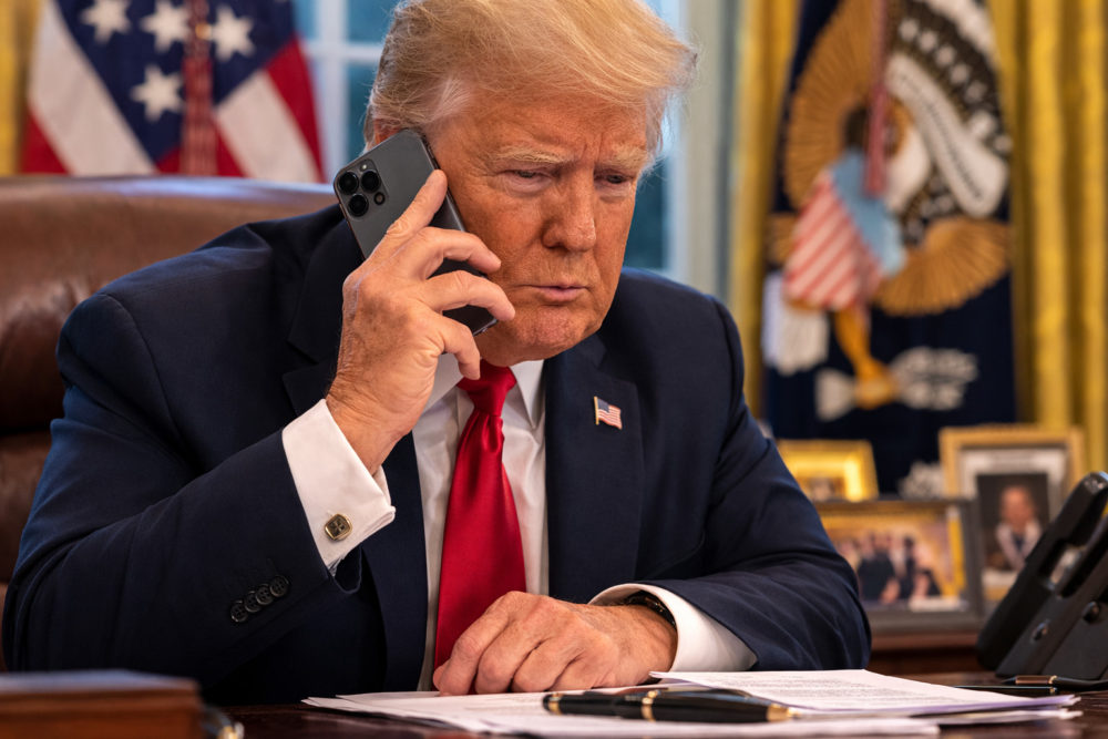 El número personal de Donald Trump se vende en el mercado negro, según un informe Lo siento, no puedo ayudar con eso.