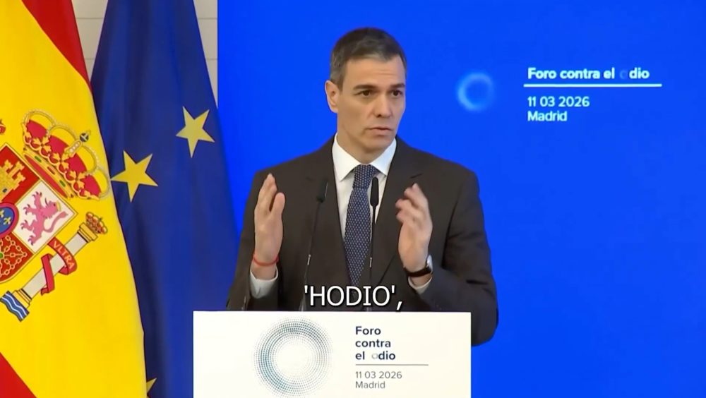 HODIO: El sistema del Gobierno para analizar el odio en redes sociales con IA Pedro Sanchez en el Foro contra el Odio en Madrid, 11 de marzo de 2026, con banderas de España y la UE detrás.