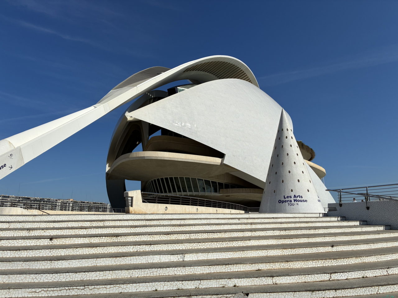 Edificio moderno del Palau de les Arts en Valencia, España, con cielo azul de fondo.