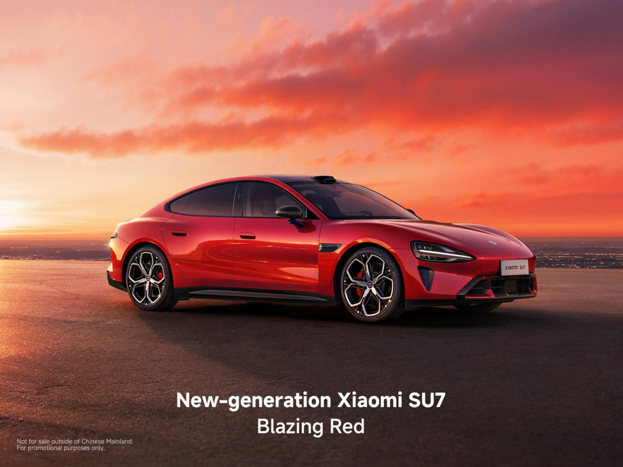 Coche Xiaomi SU7 de nueva generación, color rojo intenso, al atardecer sobre carretera, promoción.