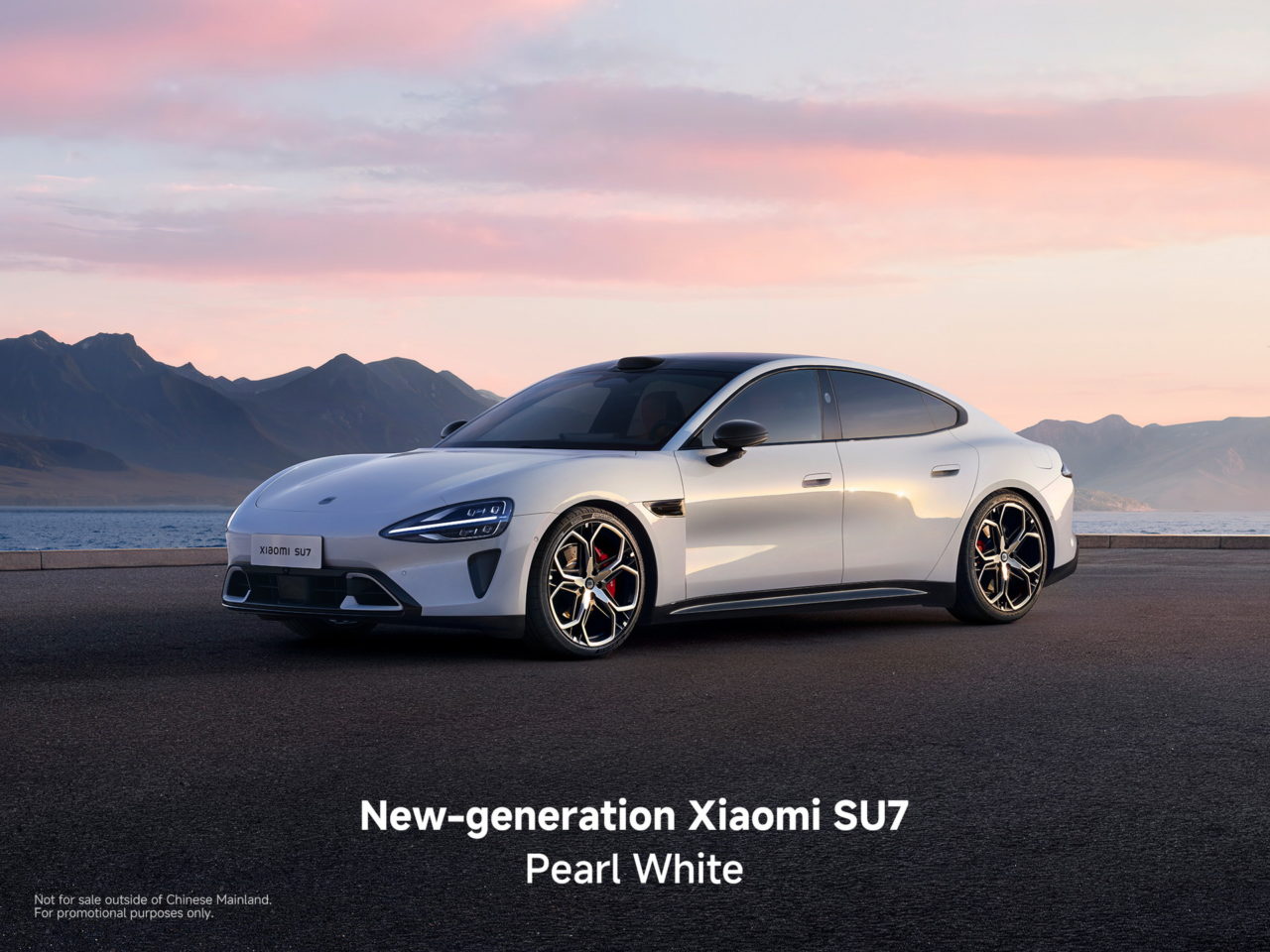 Coche Xiaomi SU7 de nueva generación en color blanco perla, estacionado junto al mar al atardecer.