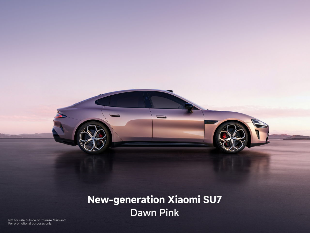 Auto Xiaomi SU7 de nueva generación en color rosa amanecer, en una carretera al atardecer.