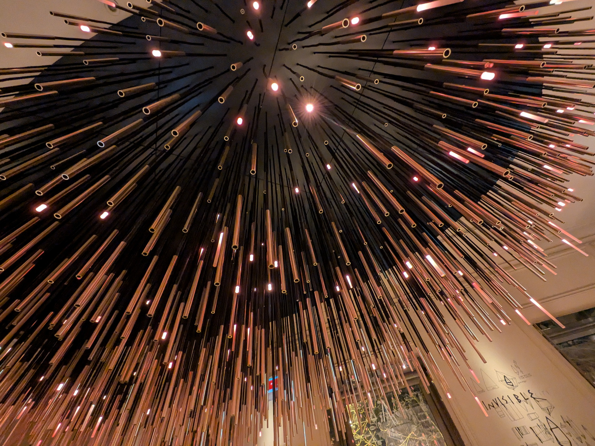 Techo decorativo con múltiples tubos de luz LED en diseño radial, creando un efecto visual espectacular y moderno.